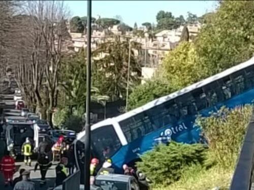 Bus Cotral carico di studenti finisce nella scarpata