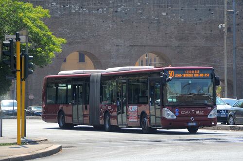 Panico sul bus: "Vi contagio con l'Aids". Fermato con lo spray