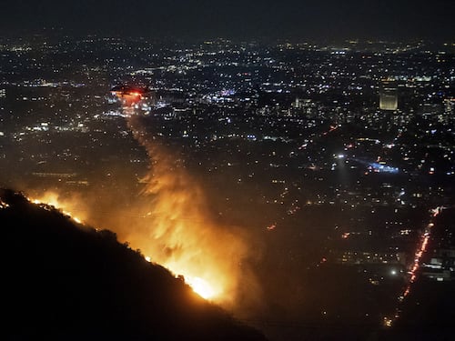 Los Angeles, gli incendi senza controllo devastano tutto. Almeno 5 i morti