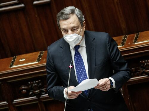 Svolta Quirinale, Draghi chiede a Mattarella di restare al Colle
