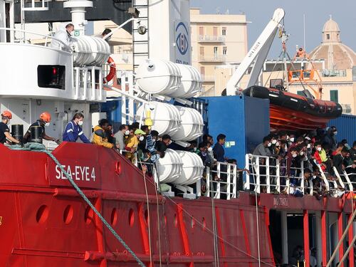 Sea Eye 4, riesplode l'emergenza migranti: maxi sbarco di minorenni a Trapani
