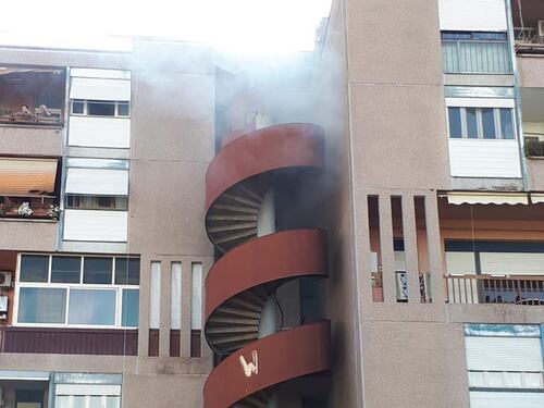 Palazzo in fiamme a Spinaceto, inquilini intrappolati