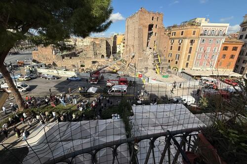 Roma, crolla la Torre dei Conti ai Fori Imperiali. Operaio estratto vivo, un altro da salvare