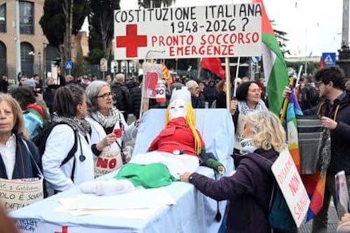 Referendum, al corteo per il No bambola raffigurante Giorgia Meloni sulla barella del pronto soccorso