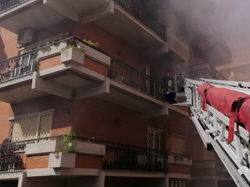 Incendio in un appartamento al Portuense. Tratte in salvo 7 persone