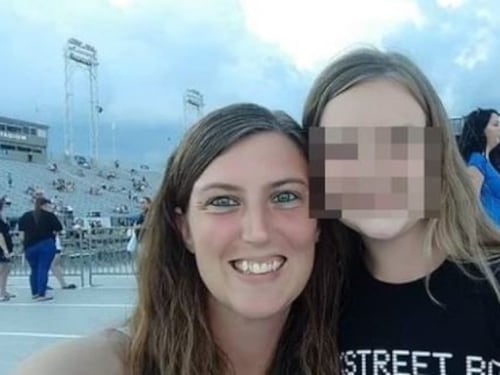 Mamma inventa il tumore della figlia per intascare migliaia di dollari: condannata