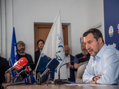 Nuovo fango della stampa su Salvini: "I veneti vogliono il Vietnam". Ma i parlamentari sono tutti col leader