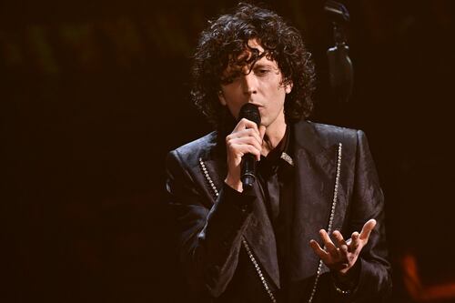 Ermal Meta sta male e annulla due date del tour: “Testa e viso gonfi”. Iniziano le cure
