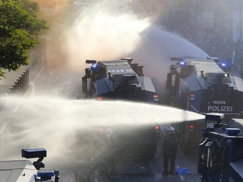 G20, scontri al corteo no global: cariche e arresti ad Amburgo
