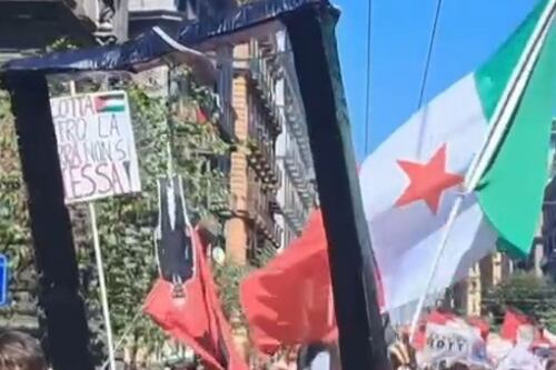 Odio rosso, Valditara "appeso" a testa in giù al corteo di Napoli