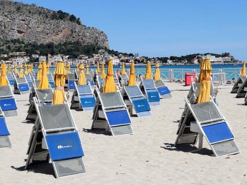 Variante Delta sulle vacanze. Spiagge, mini-lockdown e mascherina all'aperto: si salvi chi può