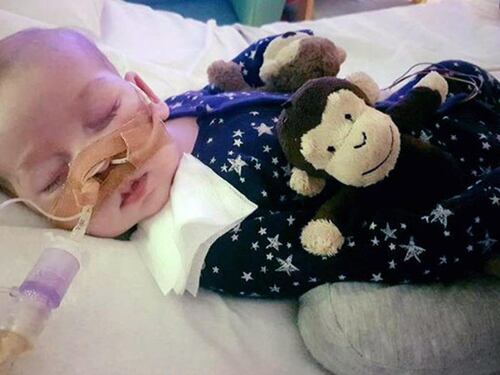 Charlie, l'ospedale Bambino Gesù: problemi per trasferirlo. Vaticano: faremo il possibile contro gli ostacoli