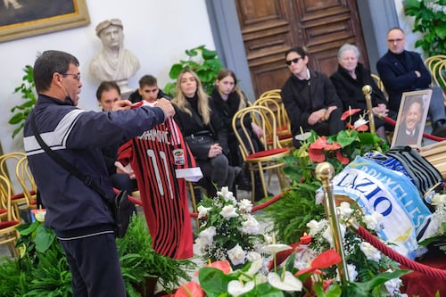 Roma, migliaia di persone alla camera ardente. In fila anche La Russa e Spalletti