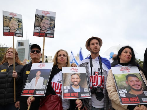 Gaza, settimo scambio Hamas-Israele: liberati i primi due ostaggi