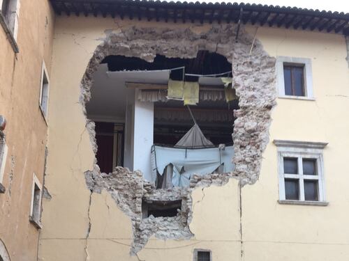 Dentro la zona rossa di Visso, nel centro storico "bombardato"