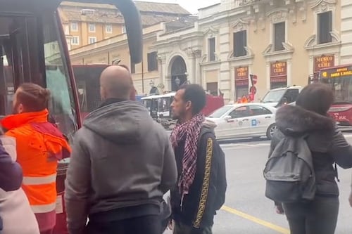 Roma, autista Atac scende dall'autobus e litiga con il motoclista. Il video è virale: sospeso