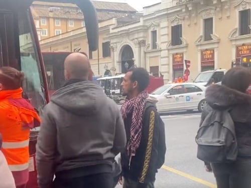 Roma, autista Atac scende dall'autobus e litiga con il motoclista. Il video è virale: sospeso