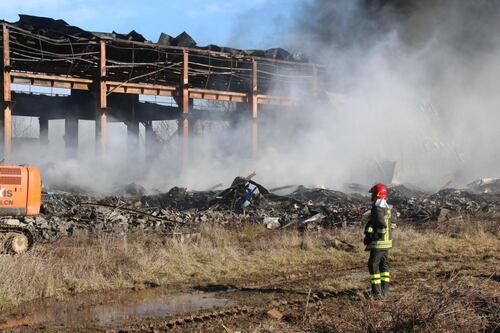 A Pavia brucia capannone di rifiuti, allarme nube tossica