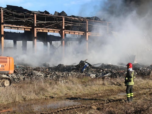 A Pavia brucia capannone di rifiuti, allarme nube tossica