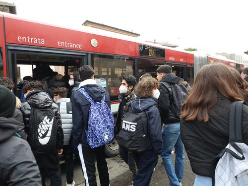 Covid, dal 1° maggio via le mascherine al chiuso. Ma le protezioni restano al cinema e sugli autobus