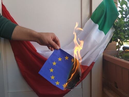 Monta la rabbia, su Twitter bruciano le bandiere dell'Unione europea