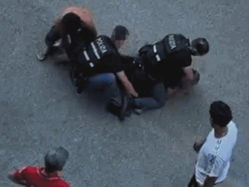 Morto durante l’arresto, sinistra contro la polizia. Tutti i precedenti di Fakir