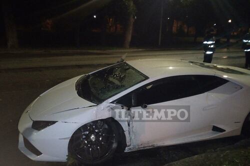 Bruno Peres si schianta con la Lamborghini. Incidente all'alba a Terme di Caracalla: ecco le foto