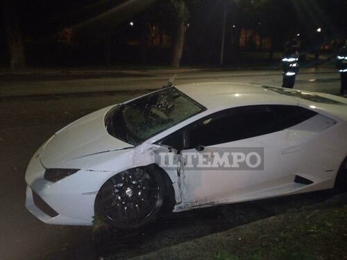 Bruno Peres si schianta con la Lamborghini. Incidente all'alba a Terme di Caracalla: ecco le foto
