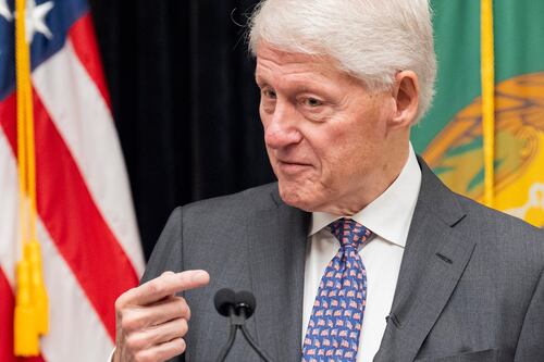 Epstein, Clinton: "Mai visto nulla, né fatto nulla di sbagliato"