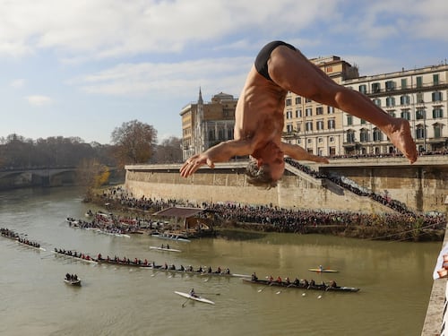 Roma, Mister Ok e il tuffo nel Tevere per salutare il 2023