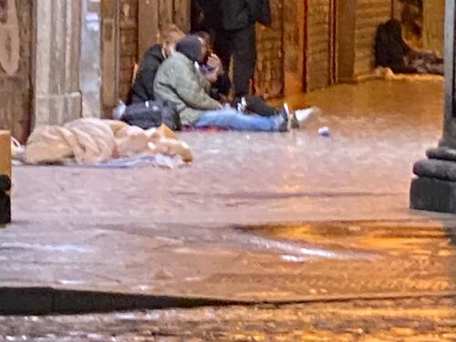 Degrado a Roma, Fratelli d'Italia denuncia la vergogna dell'Esquilino: "Rischio focolai Covid"