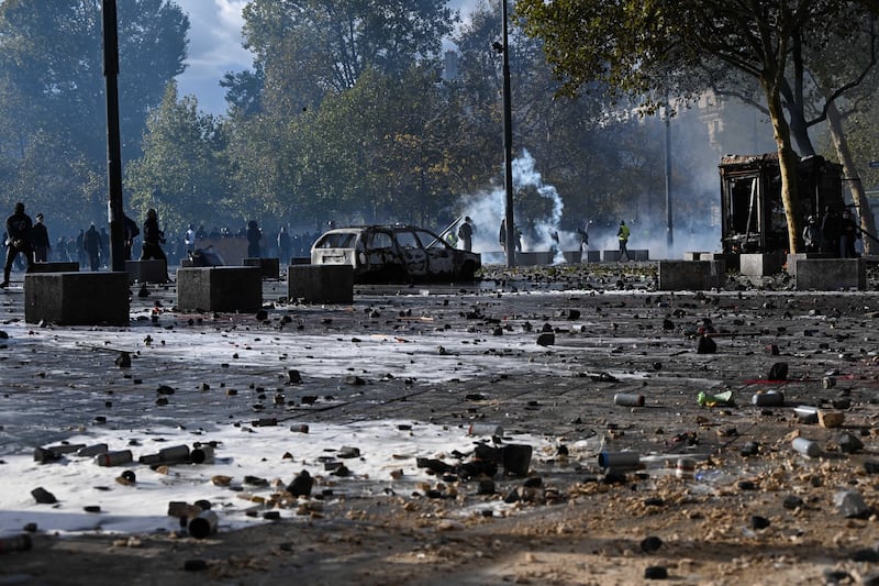 Francia, i gilet gialli sfidano Macron: “Scenderemo comunque in piazza”