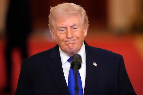 Usa, Trump sfida la Corte Suprema: dazi al 10% già in vigore. Ora punta al 15%