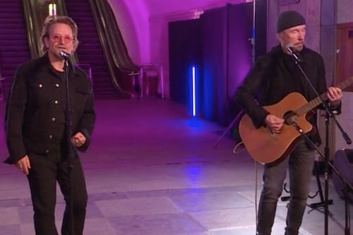 Sorpresa in Ucraina degli U2. Dopo il concerto sotterraneo Bono e The Edge in visita a Bucha ed Irpin