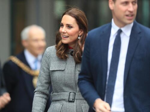 Giallo sulla gravidanza, Kate Middleton mostra la pancia più chiacchierata del Regno
