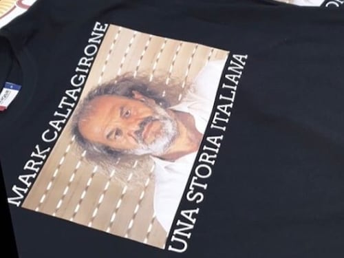 Mark Caltagirone spunta in spiaggia (su una t-shirt...)