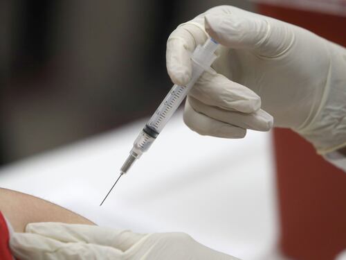 Influenza fuori controllo, l'allarme dei medici. Vaccini a rilento