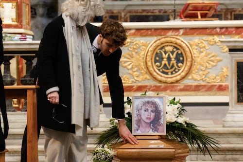 Eleonora Giorgi, commozione ai funerali: la famiglia, la musica dei Pink Floyd, l'abbraccio di Roma