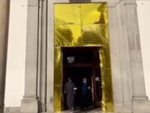 Firenze, coperte dei migranti sulle porte della basilica, delirio immigrazionista nel fortino rosso
