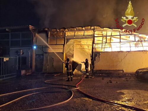 Inferno di fuoco a Guidonia, incendio in un capannone