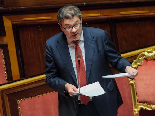 Caro benzina, verso il vertice tra governo Meloni e sindacati