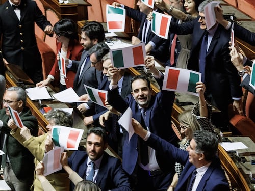 Autonomia, ok in Senato. Ossessione Pd: spunta il coro "antifascista"