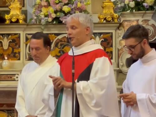 Sorrento, il parroco ProPal: “Assomiglierò a Gesù”. Cosa spunta durante la messa
