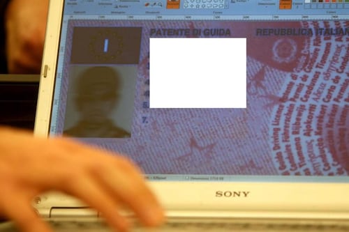 A Napoli l'hub dei documenti falsi per immigrati e terroristi: 8 arresti