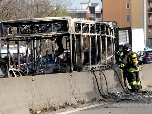 Autista senegalese sequestra bus con 51 studenti e gli dà fuoco: "Basta morti nel Mediterraneo"