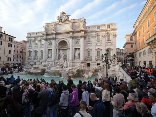 Roma, fine dell’incubo del borseggiatore di Fontana di Trevi: arresto e processo per direttissima
