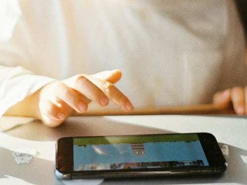 Scuola, stop totale ai cellulari in classe fino alle medie e ritorno del diario: la svolta di Valditara
