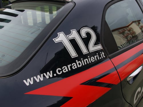 Nudo in auto con una bambina, prete rischia il linciaggio