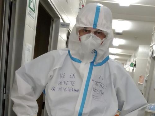 Voi andate a ballare, in tuta a 30 gradi ci stiamo noi. Lo sfogo dell'infermiere è virale