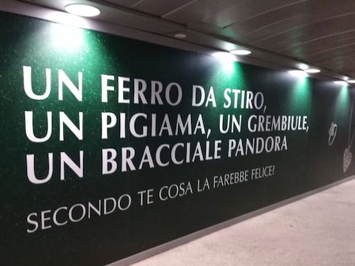 "Pubblicità sessista", bufera su Pandora. E l'azienda si scusa